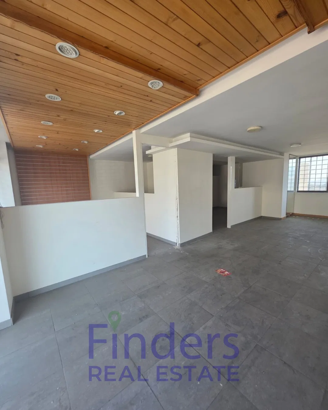 2-Floor shop for rent in Mazraat Yachouh!, photo 4