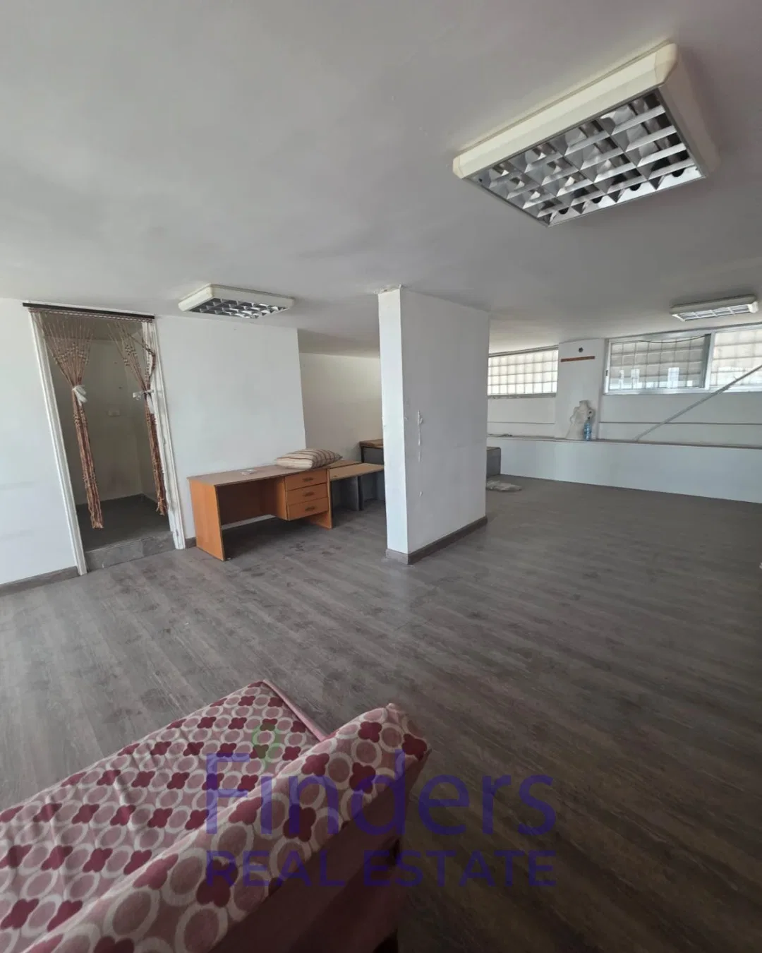 2-Floor shop for rent in Mazraat Yachouh!, photo 7
